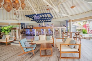 2 Bars/Lounges, 2 Strandbars, Poolbar