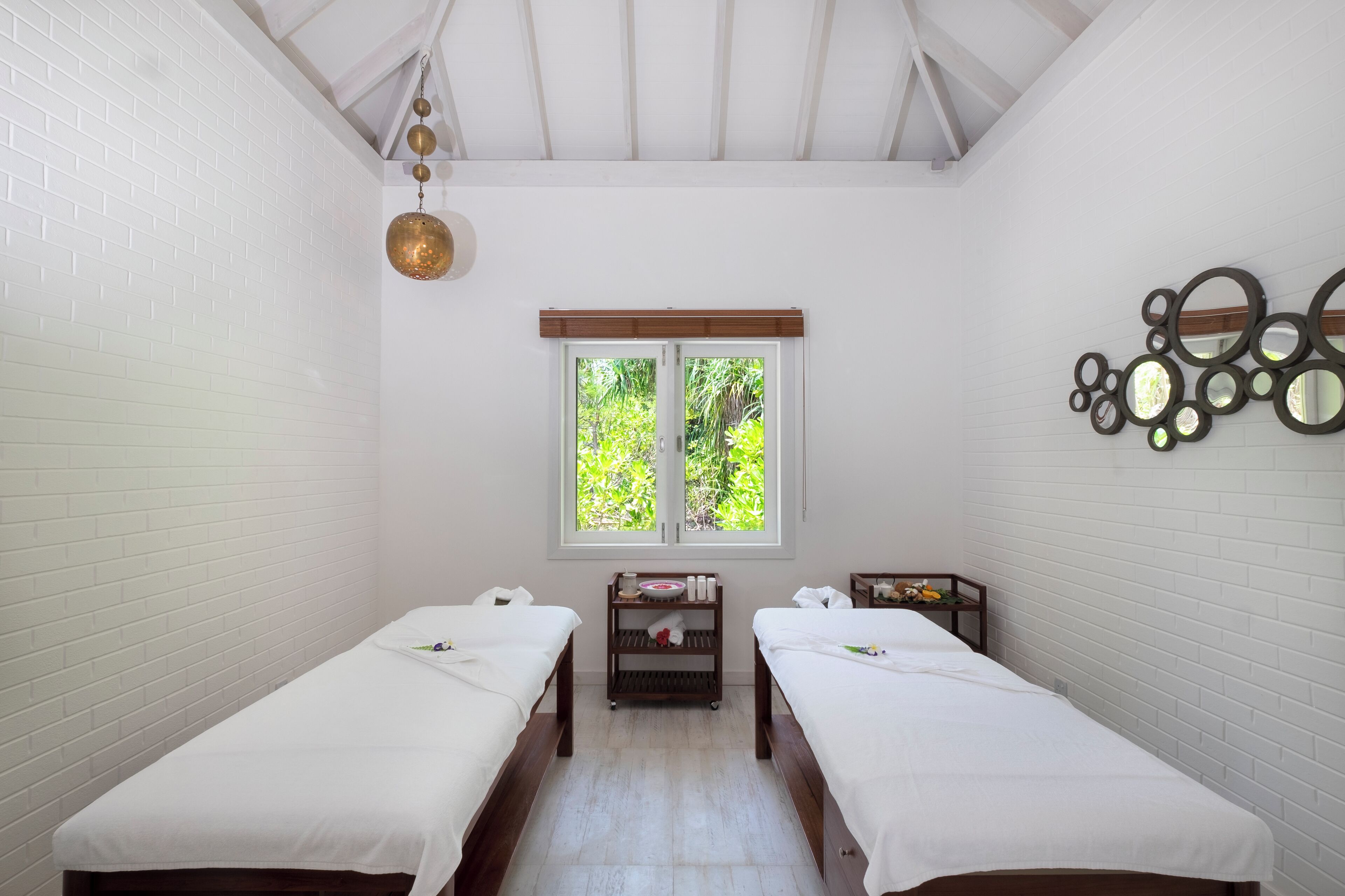 Couples treatment room(s), sauna, hot tub, steam room, body treatments