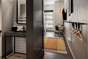 Rom, 2 queensize-senger | Skrivebord, skrivebord for bærbar PC og blendingsgardiner
