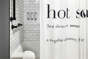 Habitación, 2 camas Queen size | Baño | Amenidades de baño gratuitas, secadora de cabello, toallas, jabón 