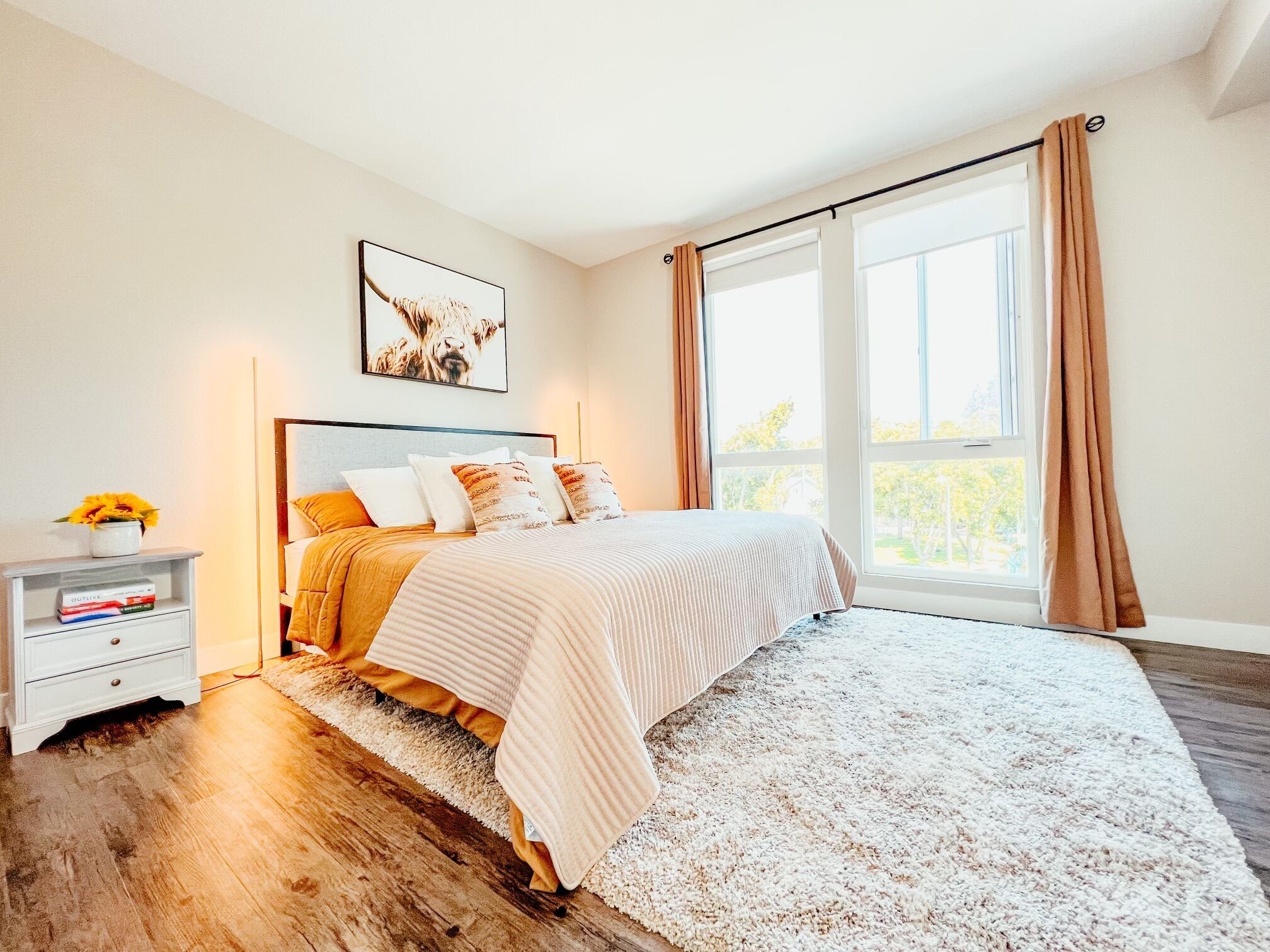 KING BED | Modern 2 Bed 2 Bath Condo | Pool & Hot Tub
