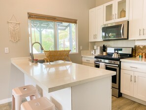 Kühlschrank, Mikrowelle, Ofen, Wasserkocher mit Kaffee-/Teezubehör