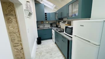 Een koelkast, een microgolfoven, een oven, een kookplaat