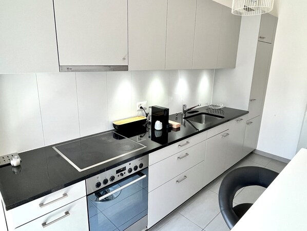 Departamento | Cocina privada | Refrigerador con congelador, microondas, horno y parrilla de estufa 