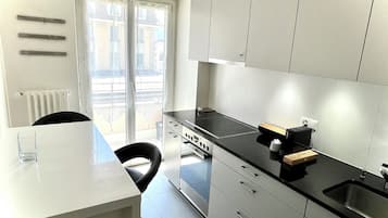 Appartement | Cuisine privée | Grand réfrigérateur, micro-ondes, four, plaque de cuisson