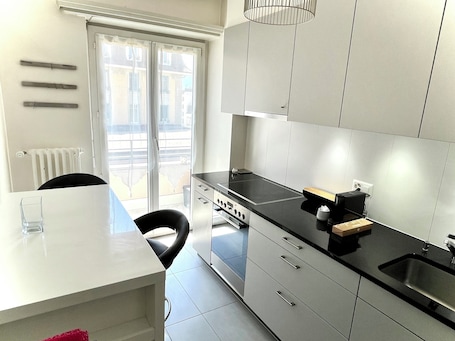 Refrigerador con freezer, microondas, horno, placa de cocina