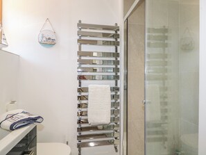 Shower - Foxes Earth (Salisbury)