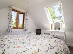 2 bedrooms, individually decorated, individually furnished, free WiFi - Foxes Earth (Salisbury)