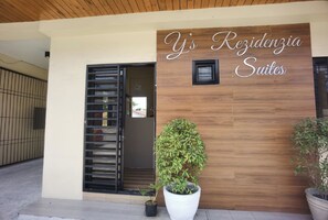Front of property - Ys Rezidenzia Suites (Daraga)
