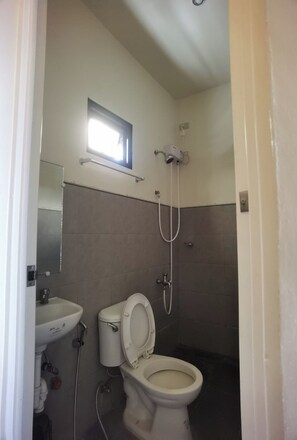 Standard Twin Room | Bathroom | Shower, rainfall showerhead, soap, shampoo - Ys Rezidenzia Suites (Daraga)