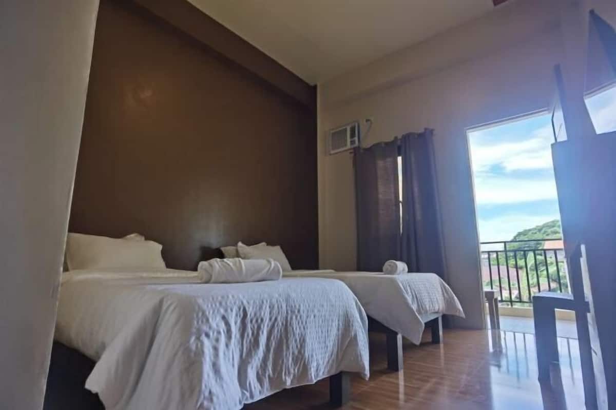 1 bedroom, desk, bed sheets