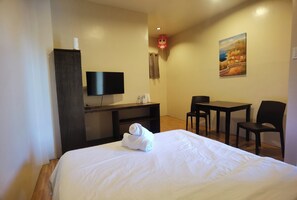 Desk, bed sheets - Ys Rezidenzia Suites (Daraga)