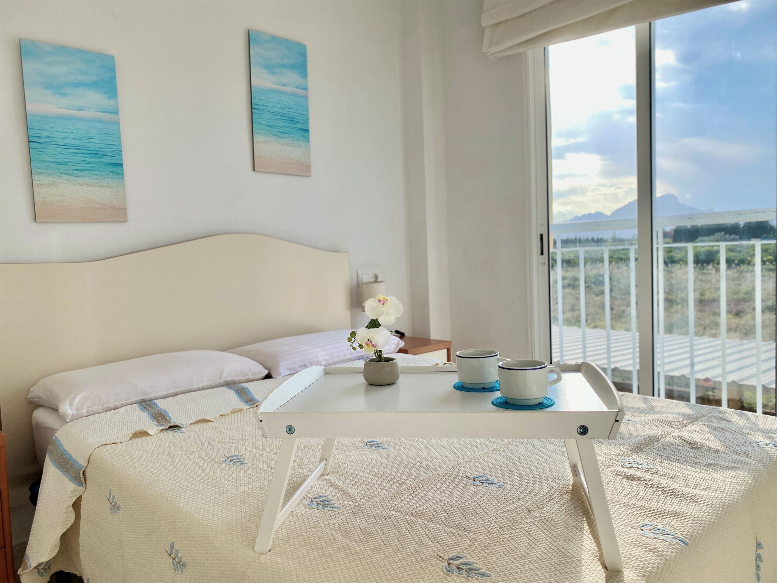 2 dormitorios, tabla de planchar con plancha, ropa de cama