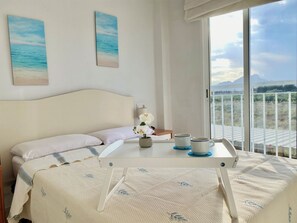 2 soverom, strykejern/-brett og sengetøy