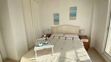 2 dormitorios, tabla de planchar con plancha, ropa de cama
