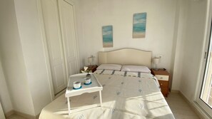 2 quartos, ferros/tábuas de passar roupa, roupa de cama