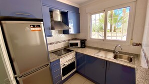 Kjøleskap, mikrobølgeovn, ovn og kaffetrakter/tekoker