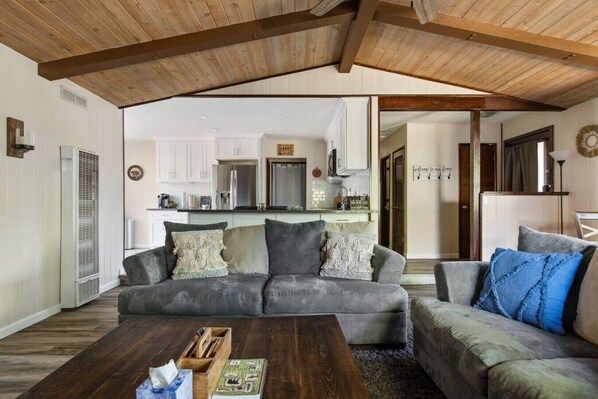 Televisión, chimenea y estéreo 