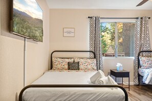 Free WiFi, bed sheets - Charming, cozy and rustic cabin! (Big Bear)