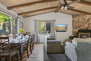 Tv, eldstad och en stereo