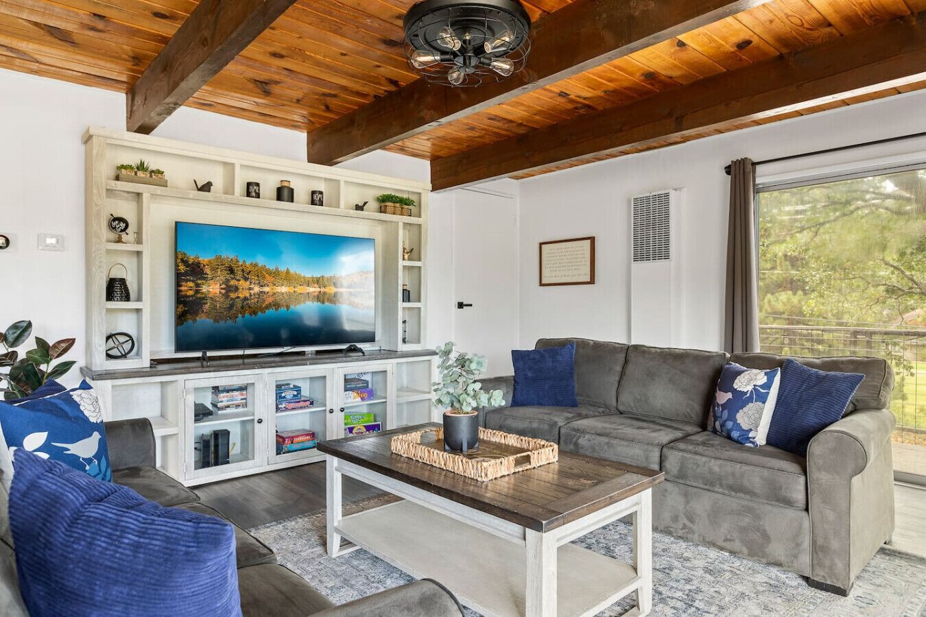 Una Smart TV, una chimenea
