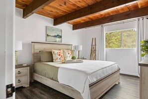 4 bedrooms, travel crib, free WiFi, bed sheets - Boasting a pristine location just a short walk to the ski slopes (Big Bear Lake)