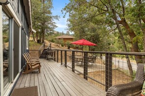 Outdoor dining - Boasting a pristine location just a short walk to the ski slopes (Big Bear Lake)