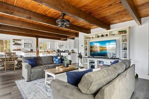 Smart TV, chimenea, reproductor de DVD y futbolito