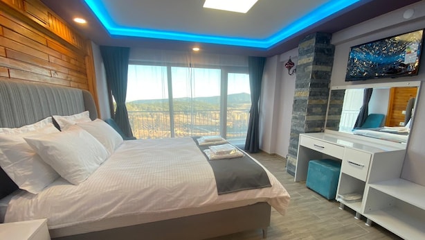 Une chambre d’hôtel moderne avec un grand lit, un bureau et une vue sur la ville.