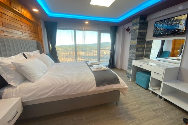 Minibar con artículos gratuitos y caja de seguridad en la habitación