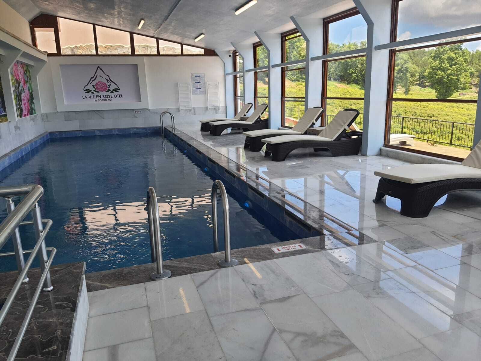 Una piscina techada, camas de piscina gratis