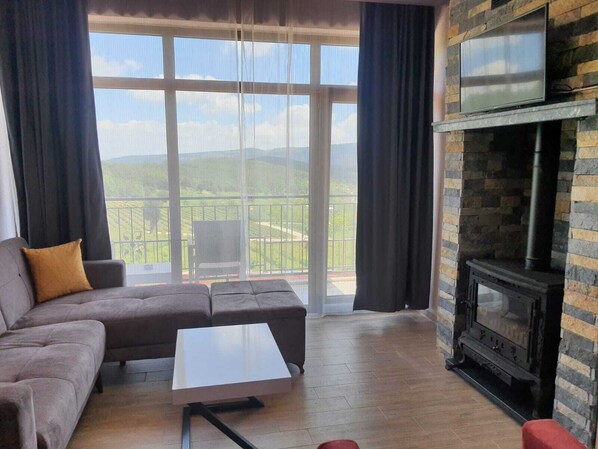 Panoramic-Suite, 1 Queen-Bett und Schlafsofa, Nichtraucher, Bergblick | Kostenlose Minibar, Zimmersafe, Verdunkelungsvorhänge