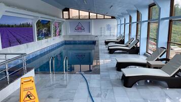 من حمّامات السباحة المغطاة، كبائن مجانية، مقاعد للتشمس