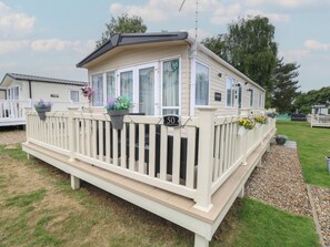 Cottage | Terrace/patio - Seashell Lodge, 50 Foxburrow Hang (Great Yarmouth)