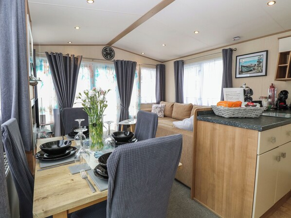 Cottage | Interior - Seashell Lodge, 50 Foxburrow Hang (Great Yarmouth)