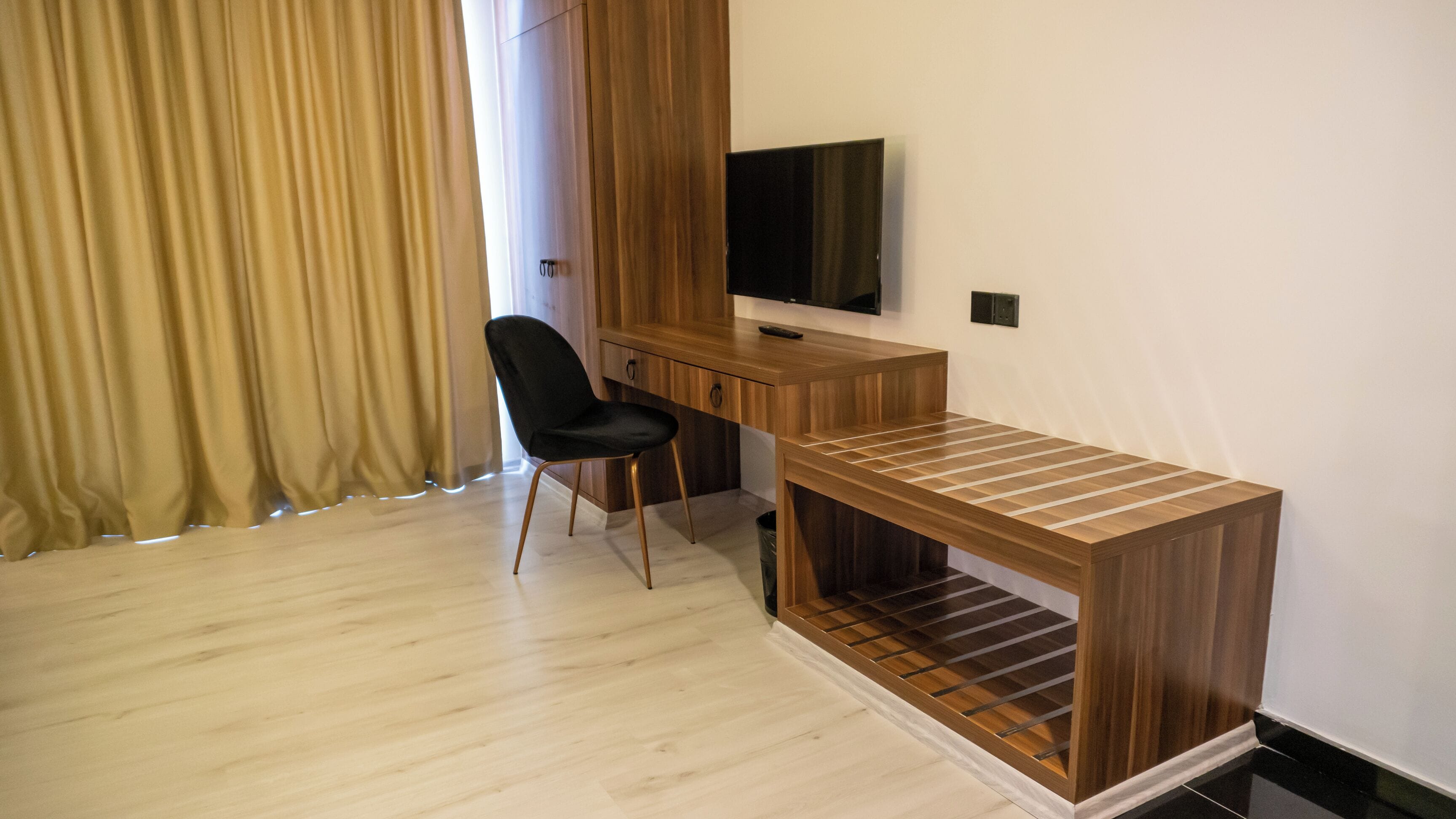 Kaliteli yatak takımı, minibar, masa, dizüstü bilgisayar çalışma alanı 