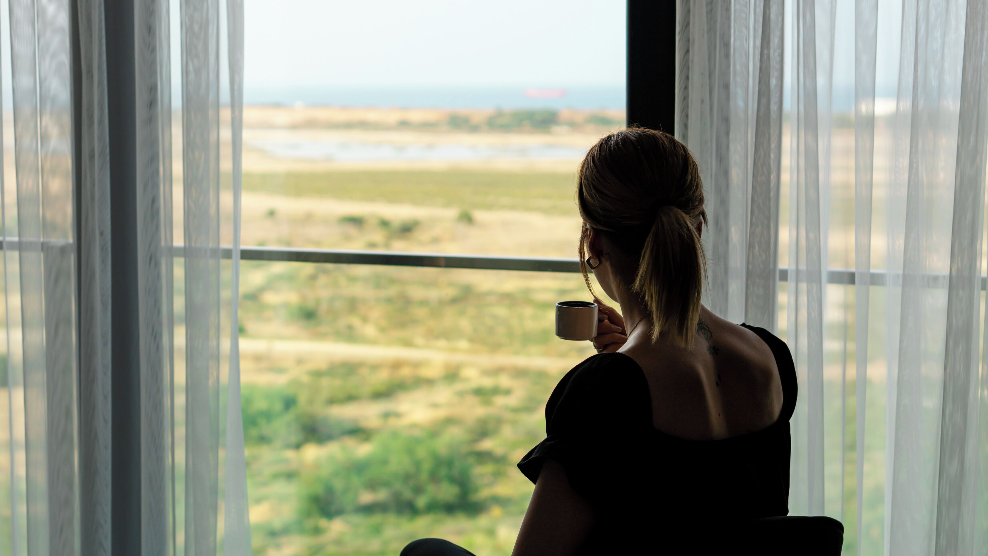 Kaliteli yatak takımı, minibar, masa, dizüstü bilgisayar çalışma alanı 