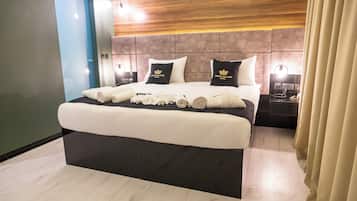 Kaliteli yatak takımı, minibar, masa, dizüstü bilgisayar çalışma alanı