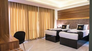 Kaliteli yatak takımı, minibar, masa, dizüstü bilgisayar çalışma alanı