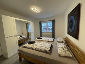 1 habitación, caja de seguridad en la habitación y escritorio 