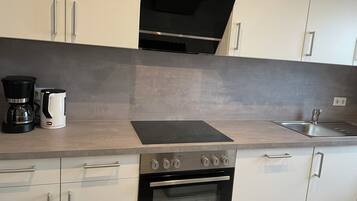 Kühlschrank, Ofen, Herdplatte, Geschirrspüler