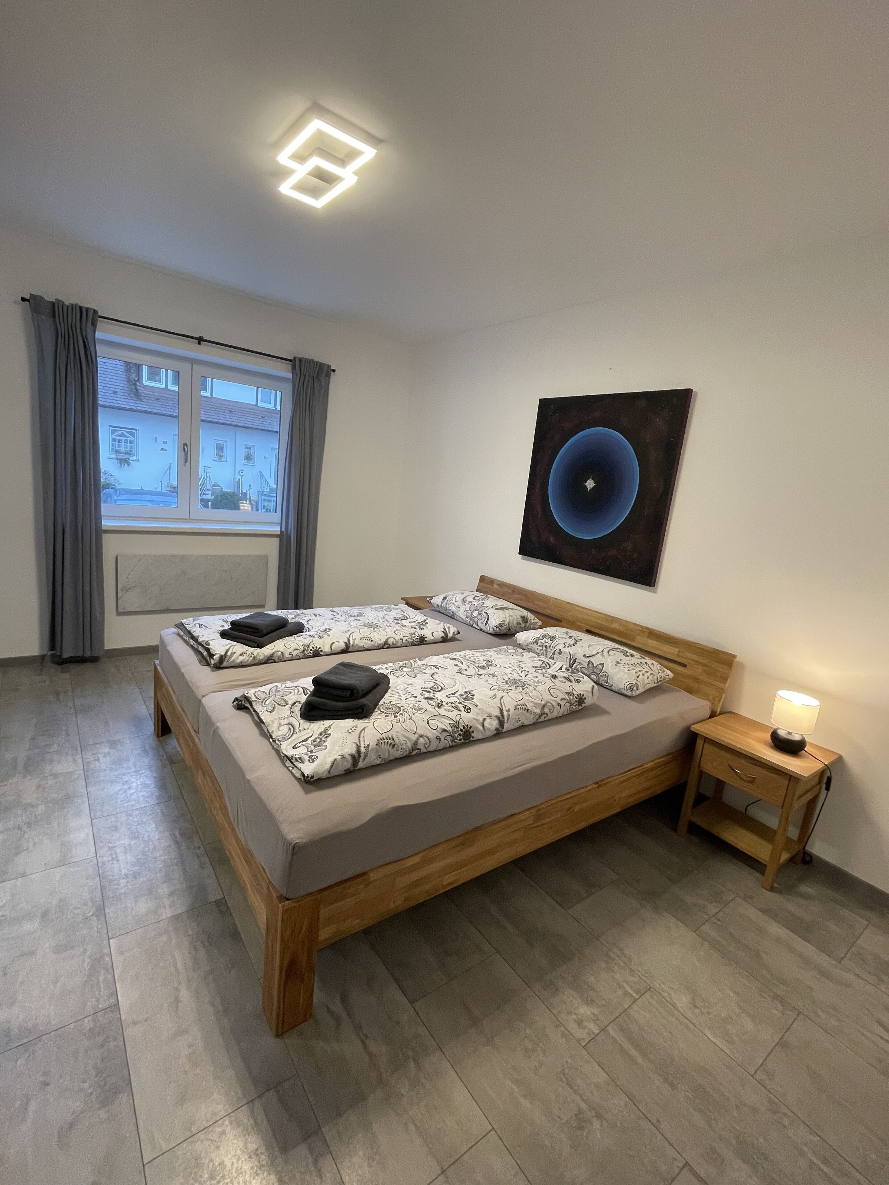 1 soveværelse, pengeskab på værelset, skrivebord, strygejern/strygebræt