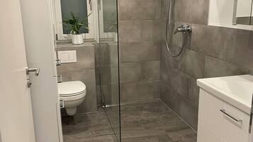 Dusche, Haartrockner, Handtücher, Seife