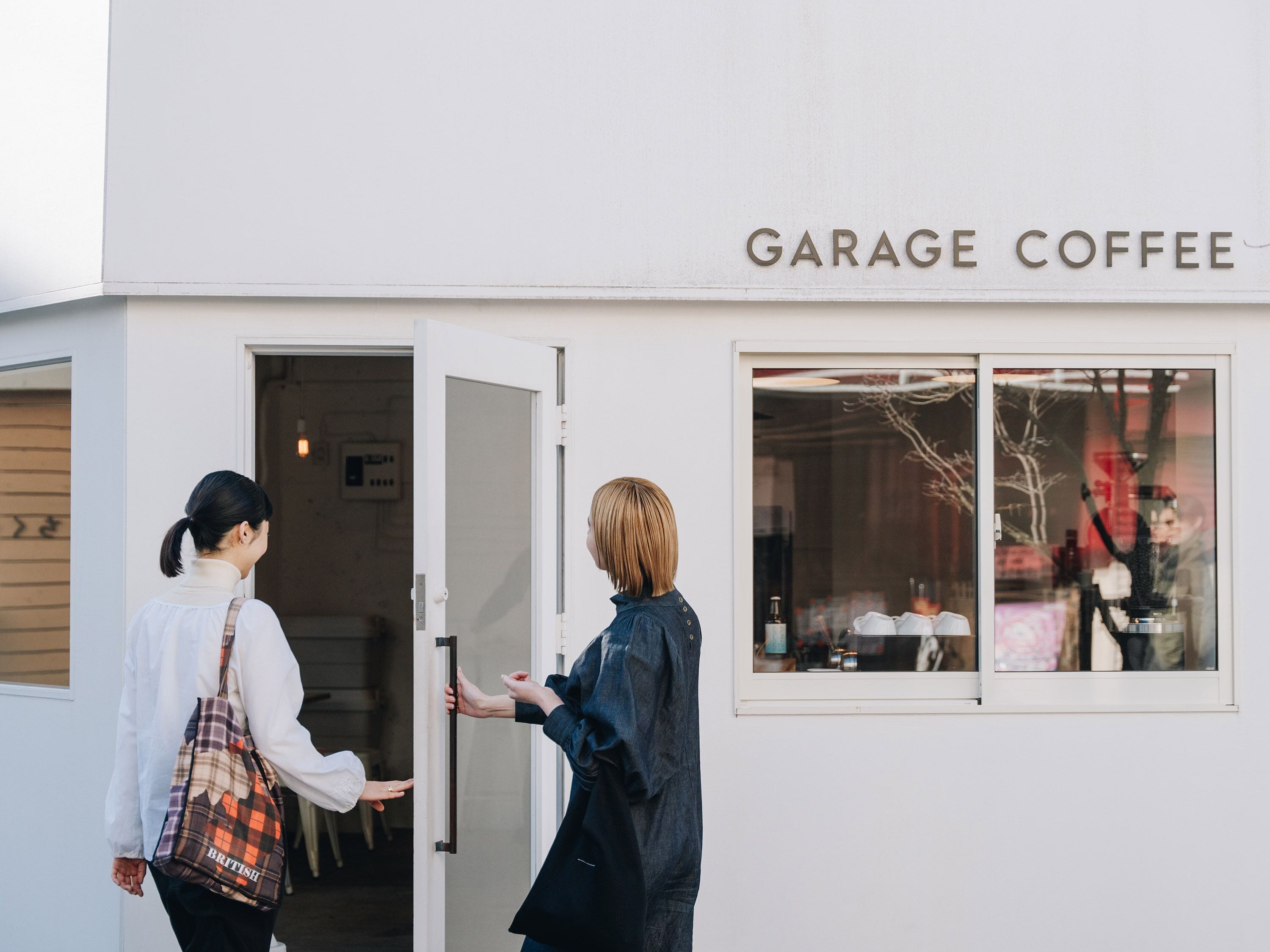 Un edificio con un'insegna che recita "GARAGE COFFEE".