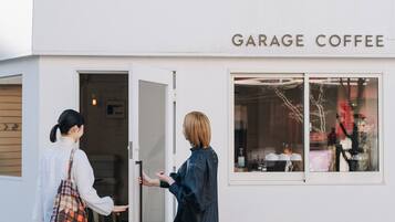 Un edificio con un letrero que dice "GARAGE COFFEE".