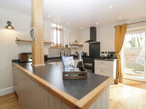 Kjøleskap, oppvaskmaskin, vannkoker og brødrister