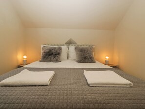 2 kamar tidur dan didekorasi berbeda-beda