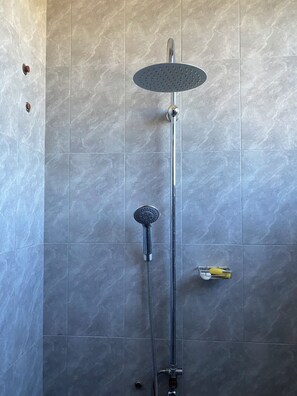 Bidet, Handtücher, Seife, Toilettenpapier