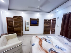 Egyptian cotton sheets, premium bedding, soundproofing, free WiFi