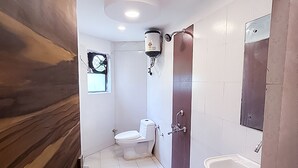 Deluxe Double Room | Bathroom - Roomshala 087 Green High (New Delhi)